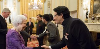 Shiamak Davar meeting Queen Elizabeth II at The Buckingham Palace (3) (1)