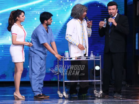 Sunil Grover as Dr. Mashoor Gulati and Rinku Bhabhi on Indian Idol S9 Grand Finale