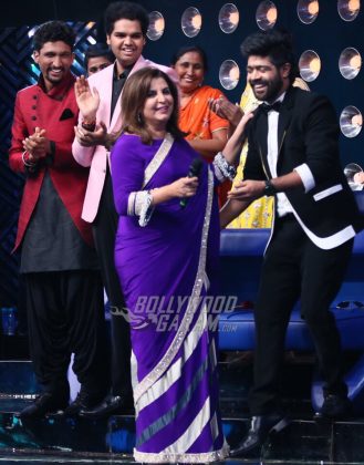 Sunil Grover as Dr. Mashoor Gulati and Rinku Bhabhi on Indian Idol S9 Grand Finale