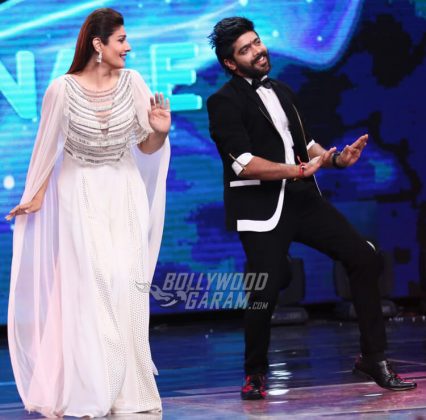 Sunil Grover as Dr. Mashoor Gulati and Rinku Bhabhi on Indian Idol S9 Grand Finale